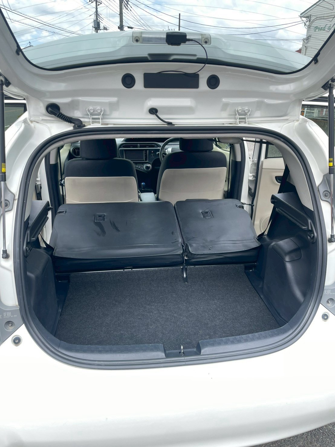 Toyota Aqua - Trunk Image 2