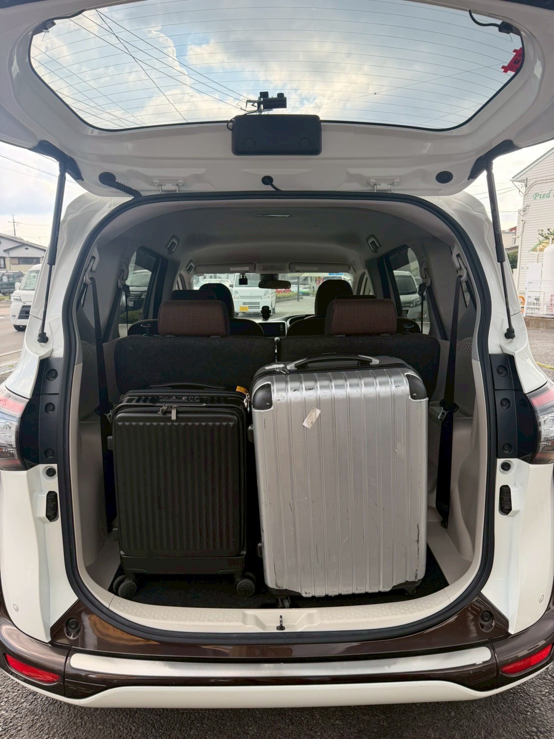 Toyota Sienta - Trunk Image 1