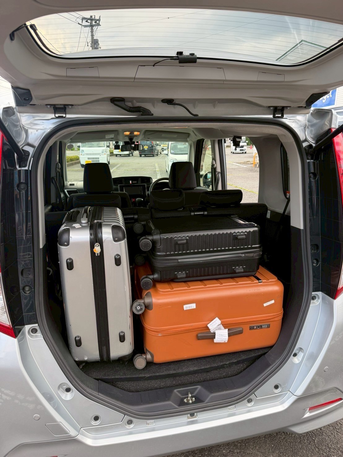 Toyota Roomy - Trunk Image 1
