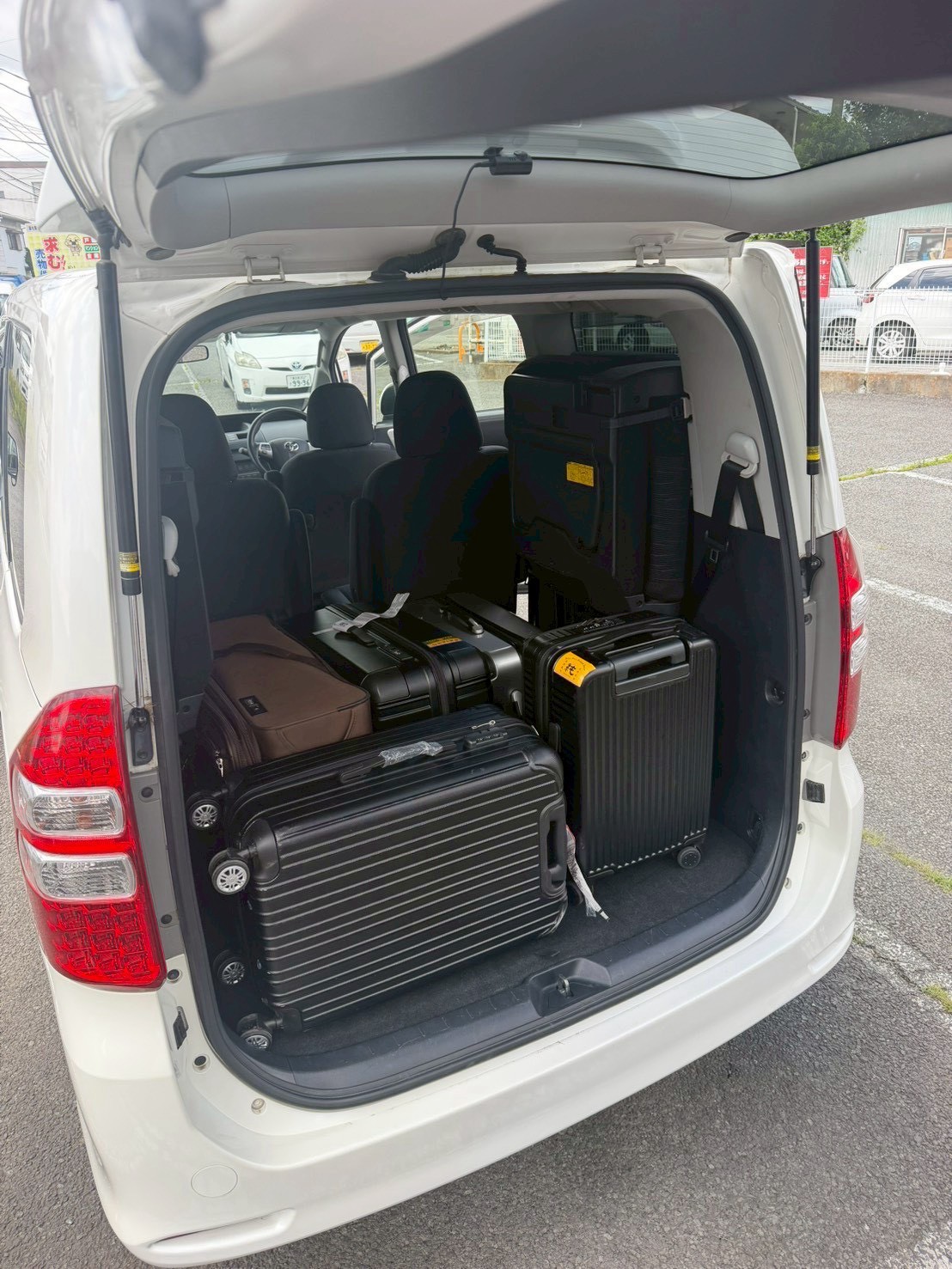 Toyota Noah - Trunk Image 2