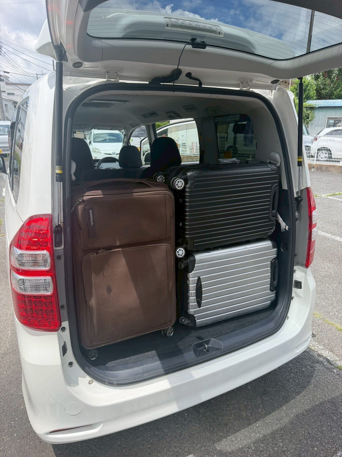 Toyota Noah - Trunk Image 1