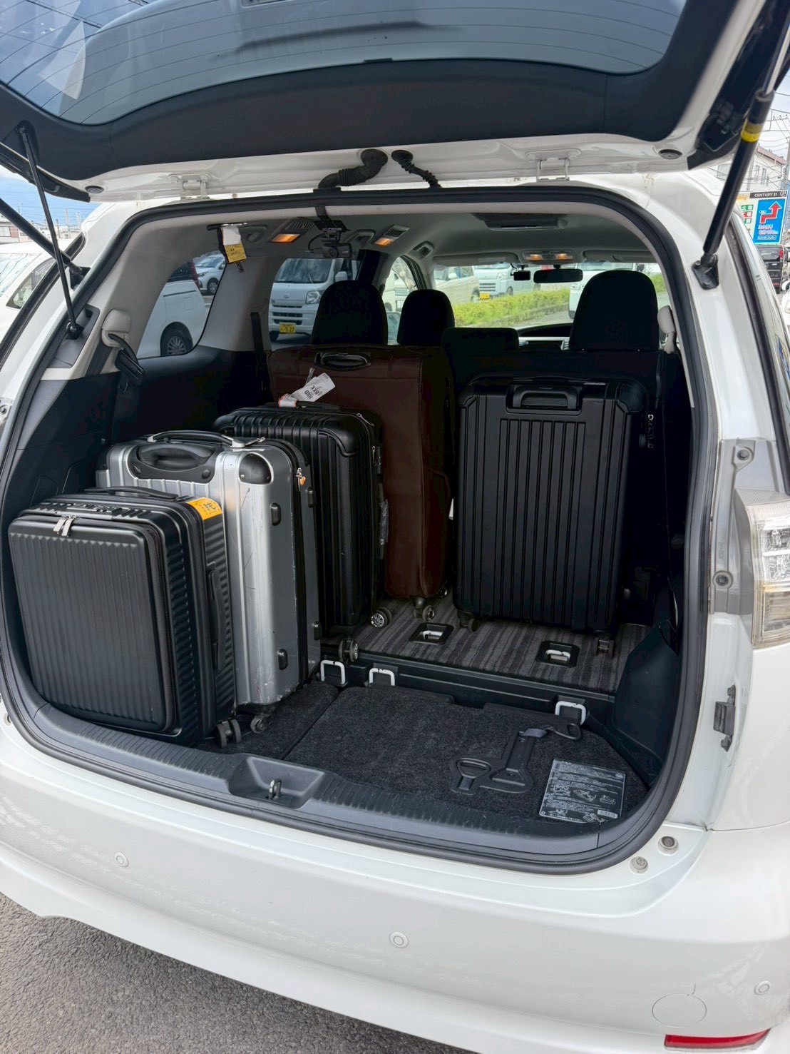 Toyota Estima - Trunk Image 2