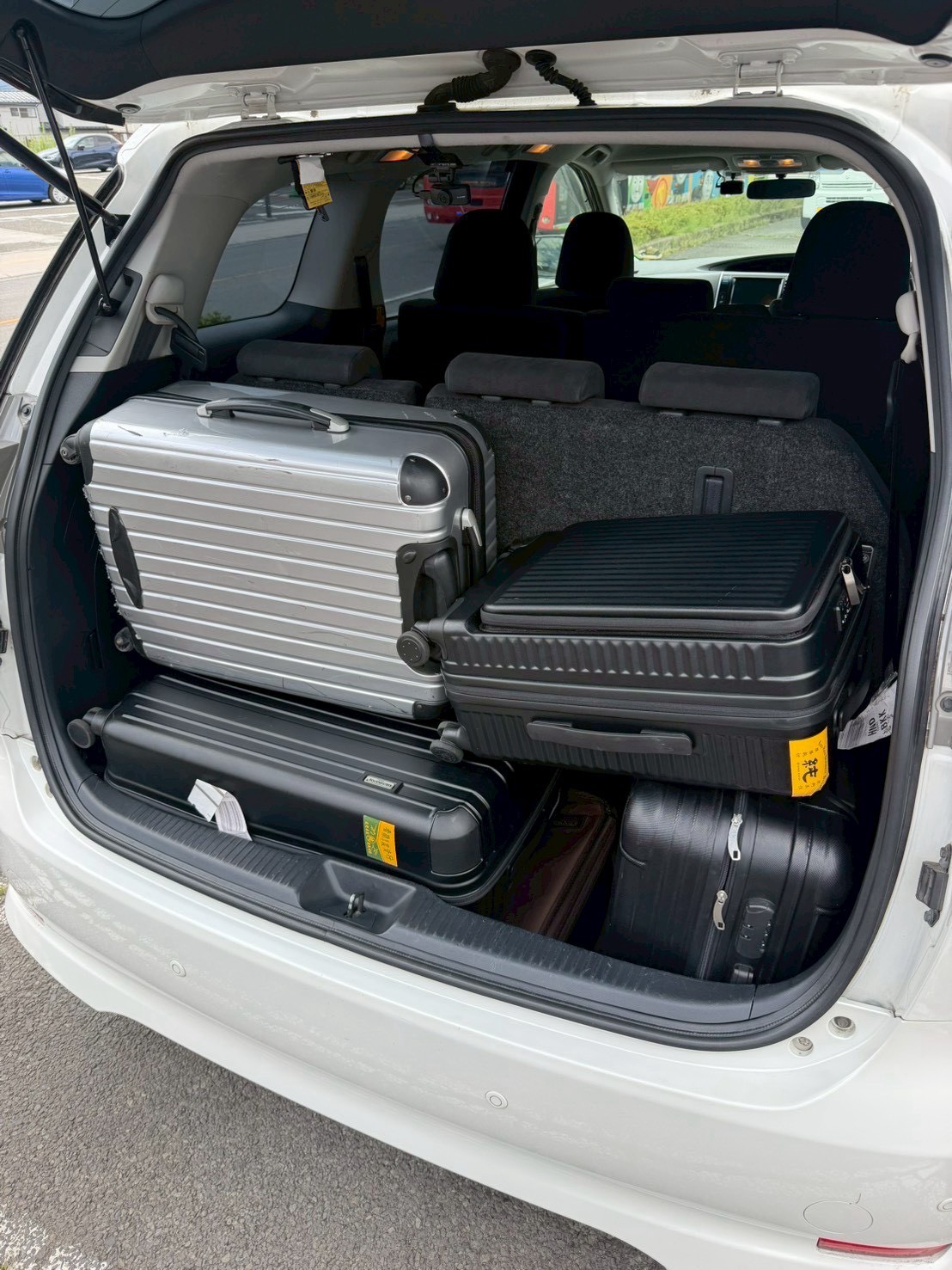 Toyota Estima - Trunk Image 1